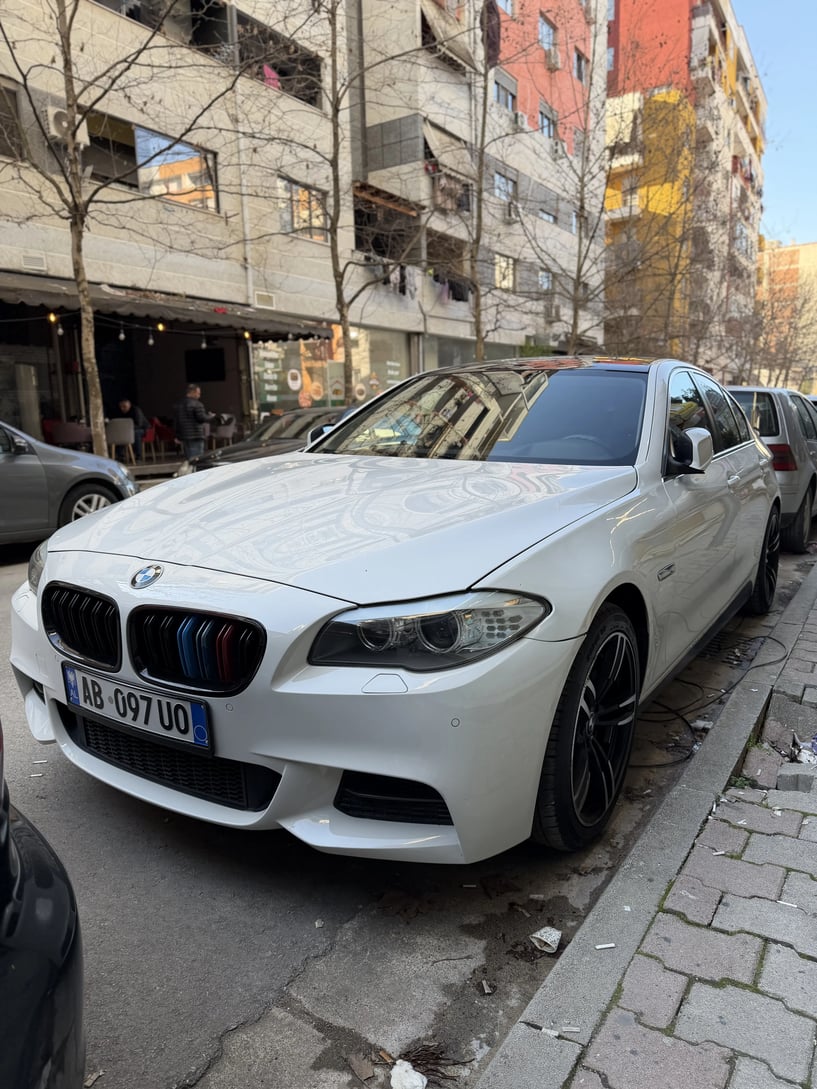 Noleggia un'auto a Tirana