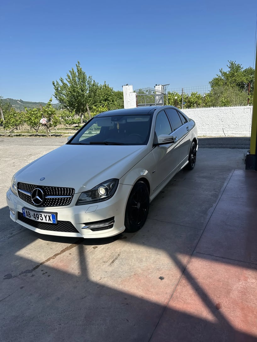 Wynajmij samochód w Tirana