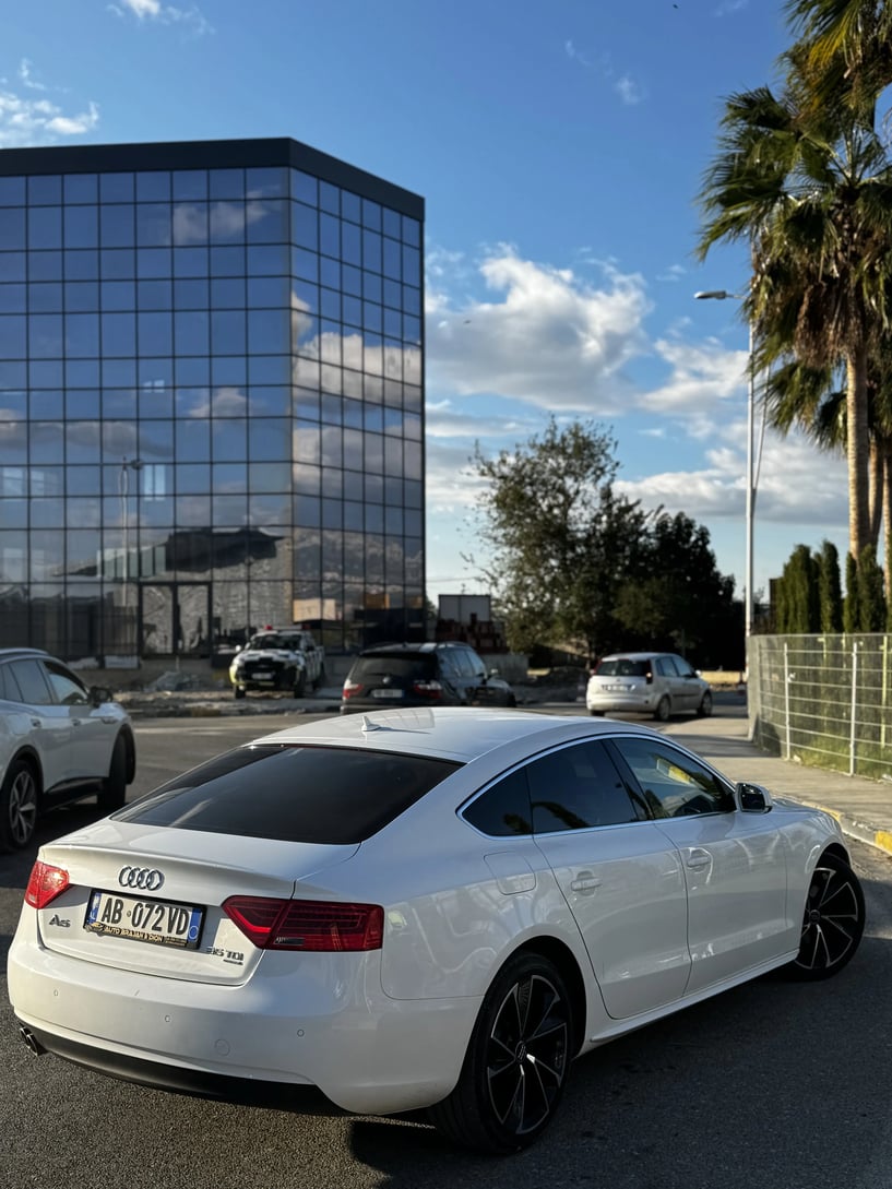 Merrni me qira një makinë në Tirana