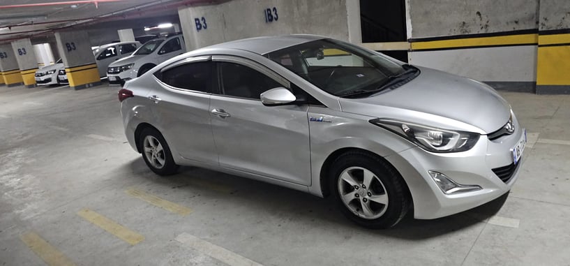 Merrni me qira një makinë në Tirana