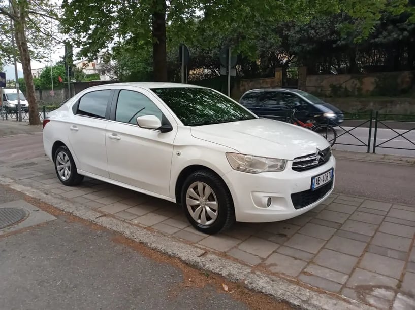 Wynajmij samochód w Tirana