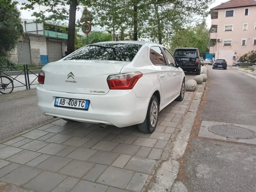 Wynajmij samochód w Tirana