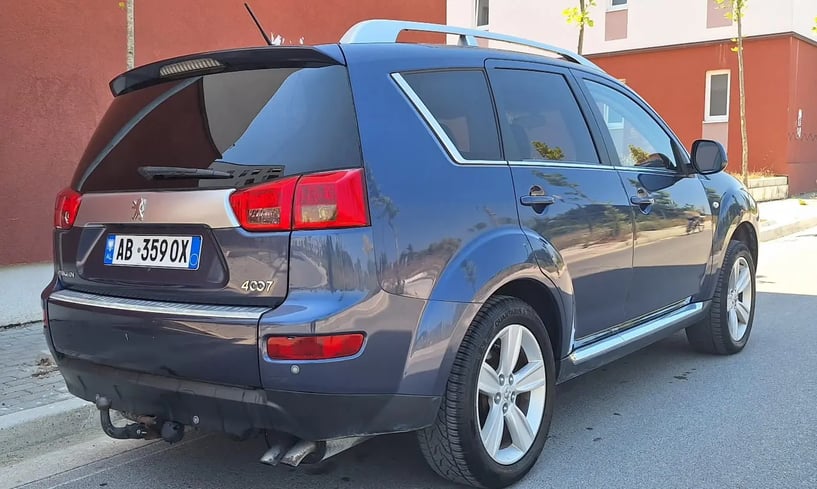 Merrni me qira një makinë në Tirana
