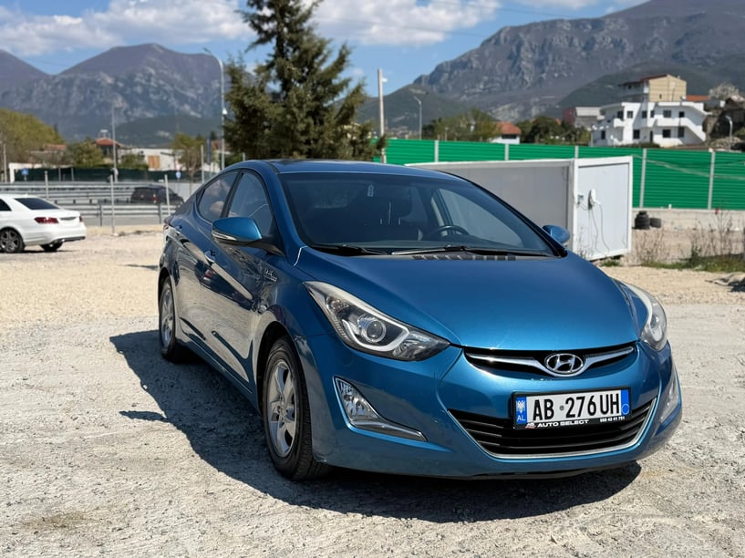 Merrni me qira një makinë në Tirana