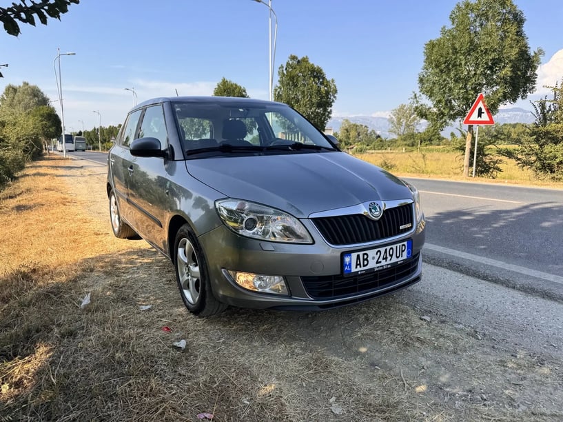 Alquila un coche en Tirana