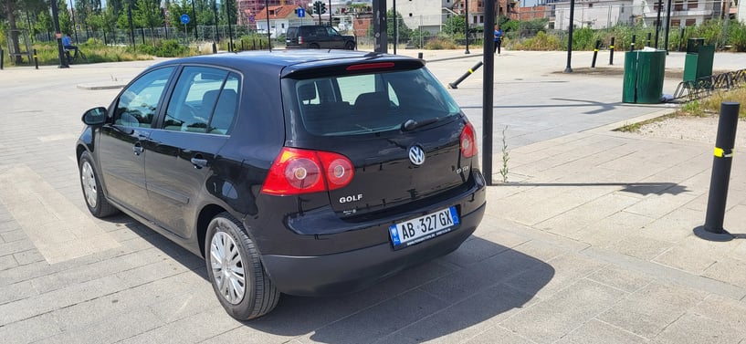 Noleggia un'auto a Tirana