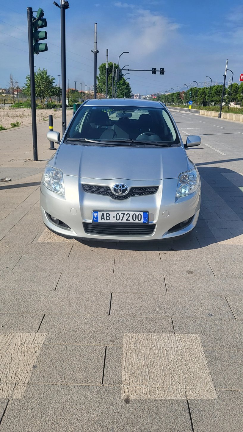 Merrni me qira një makinë në Tirana