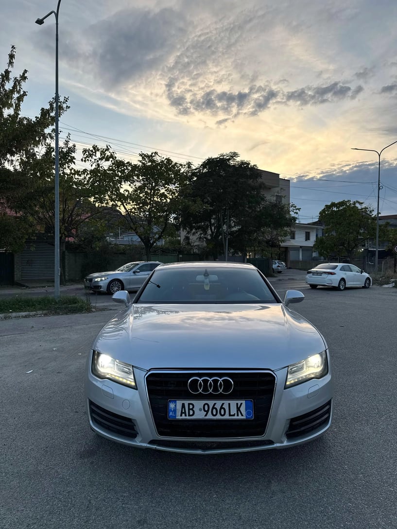Alquila un coche en Tirana