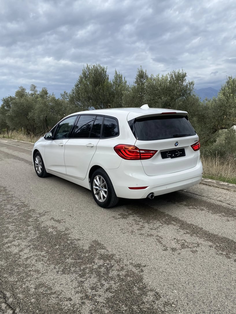 Noleggia un'auto a Tirana