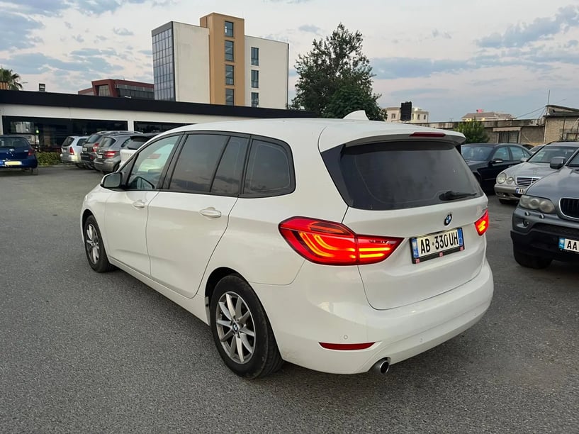 Noleggia un'auto a Tirana