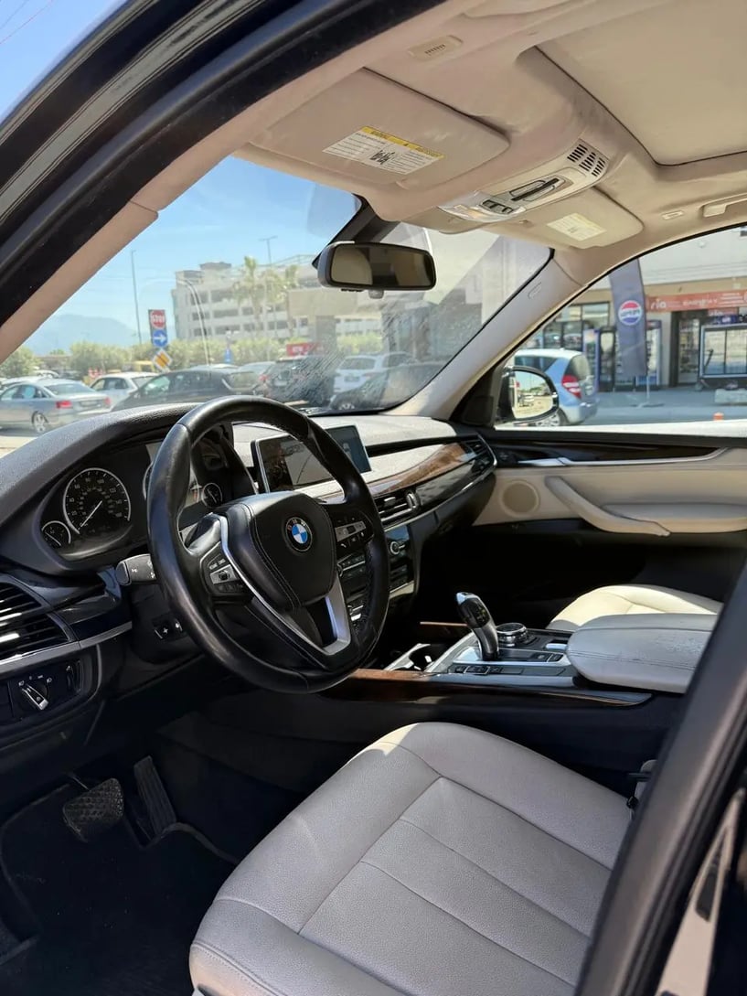 Noleggia un'auto a Tirana