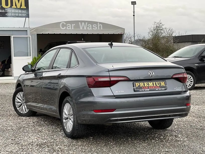 Noleggia un'auto a Tirana