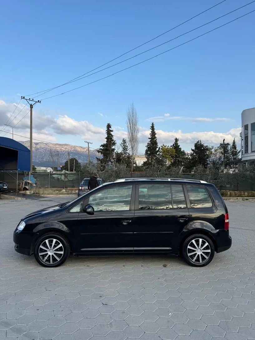 Noleggia un'auto a Tirana