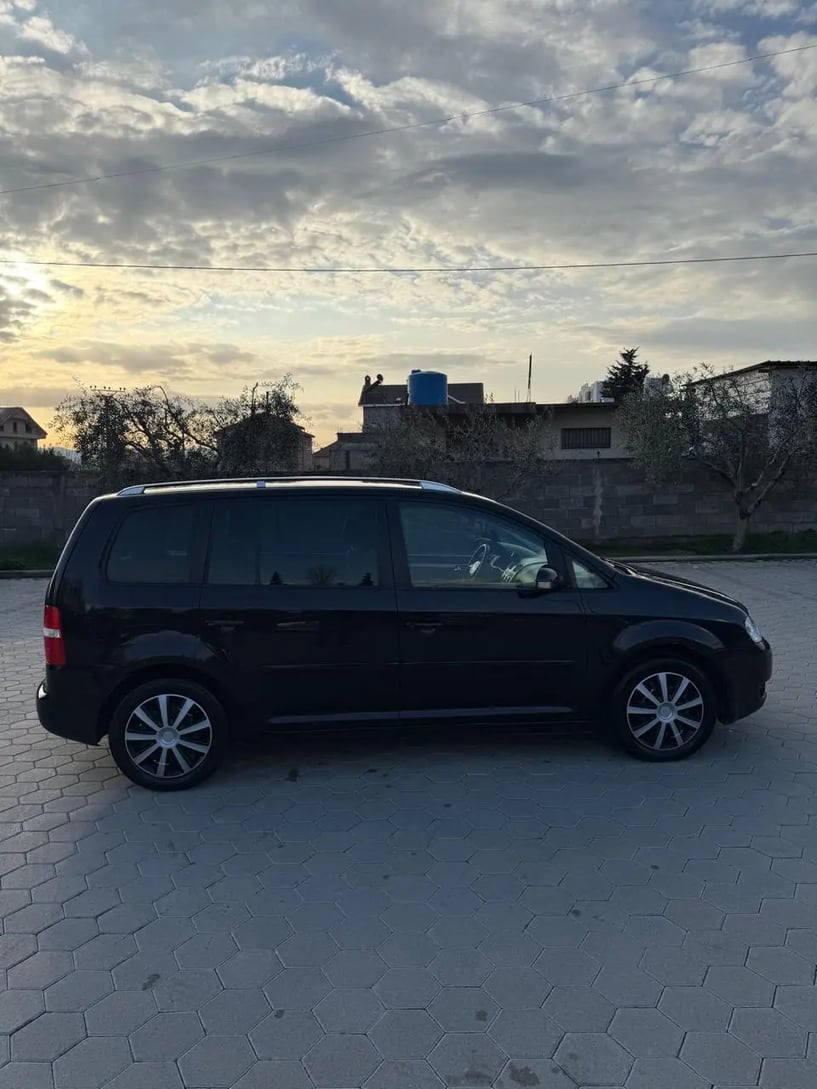 Noleggia un'auto a Tirana