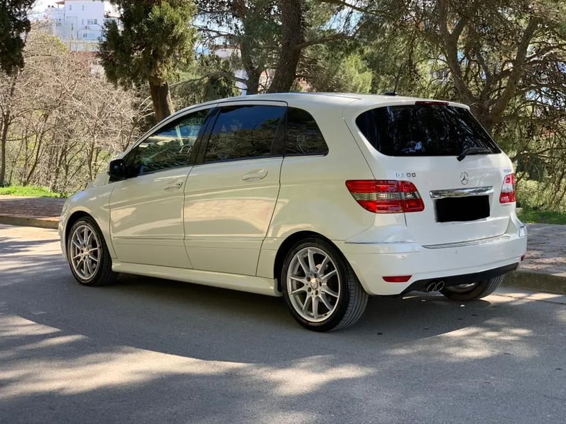 Merrni me qira një makinë në Tirana