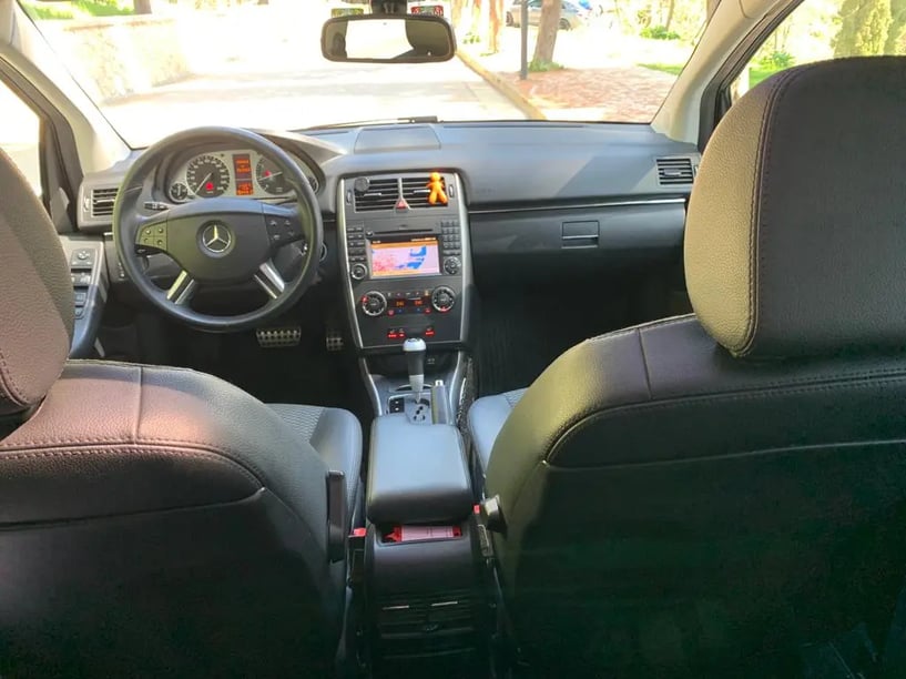 Merrni me qira një makinë në Tirana