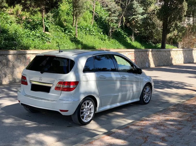 Merrni me qira një makinë në Tirana