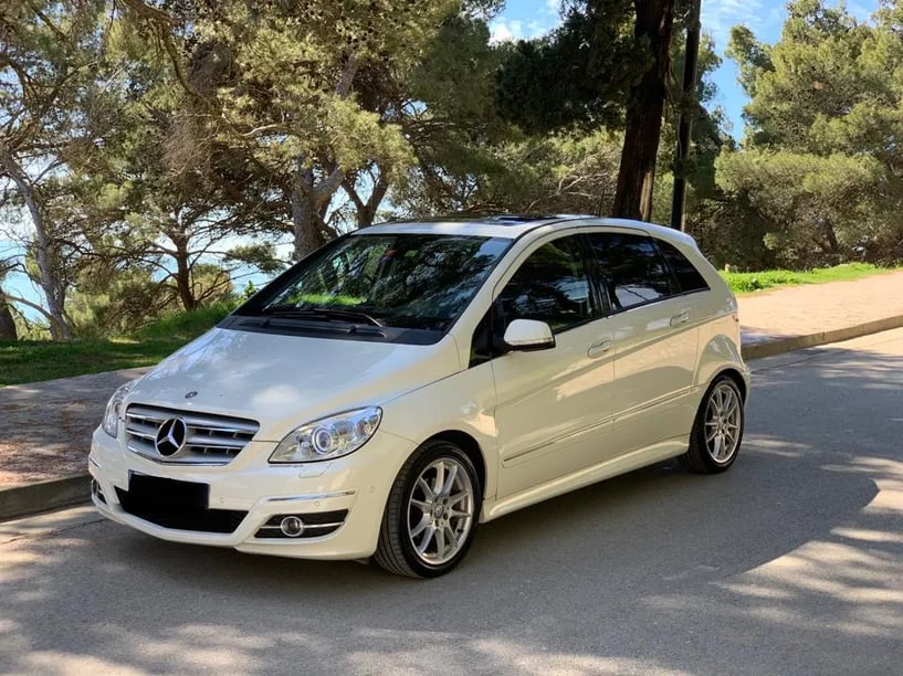 Merrni me qira një makinë në Tirana