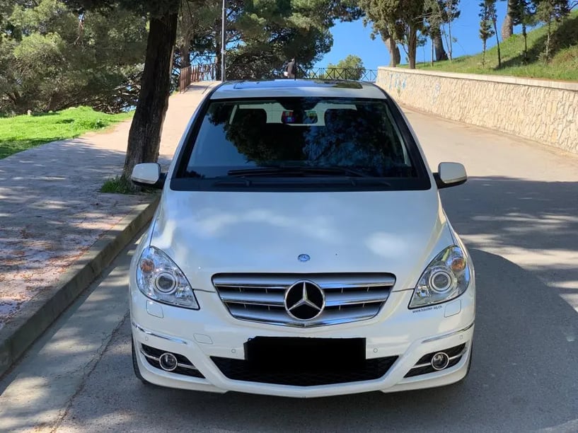 Merrni me qira një makinë në Tirana