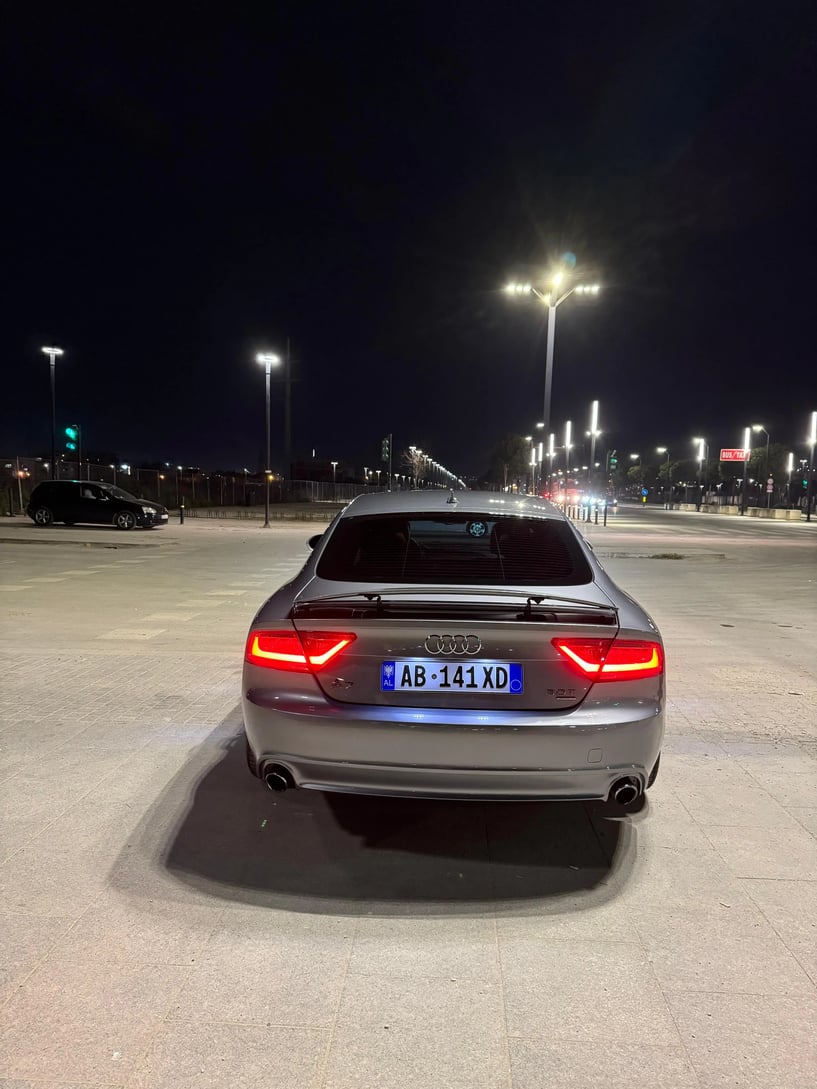 Alquila un coche en Tirana
