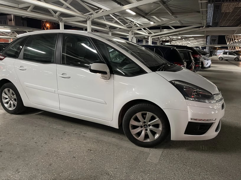 Noleggia un'auto a Tirana