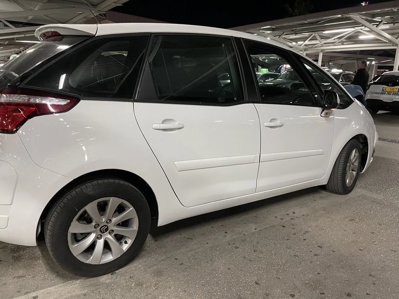 Noleggia un'auto a Tirana