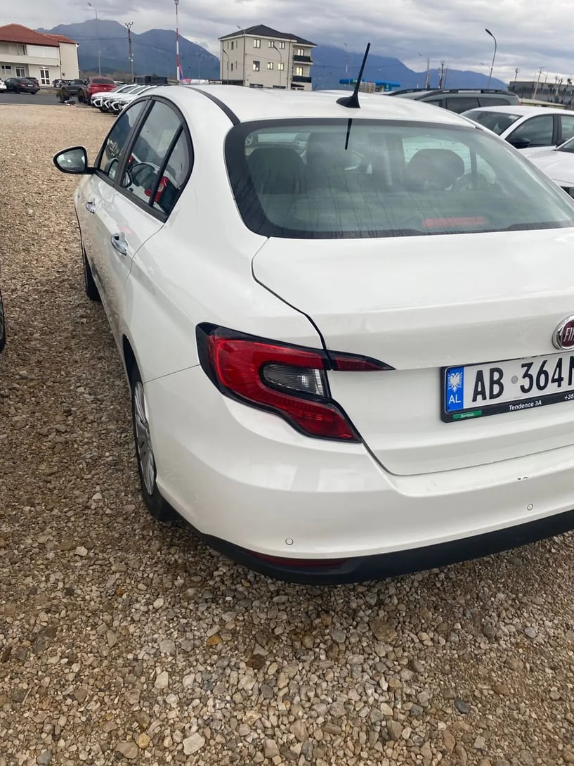 Alquila un coche en Tirana