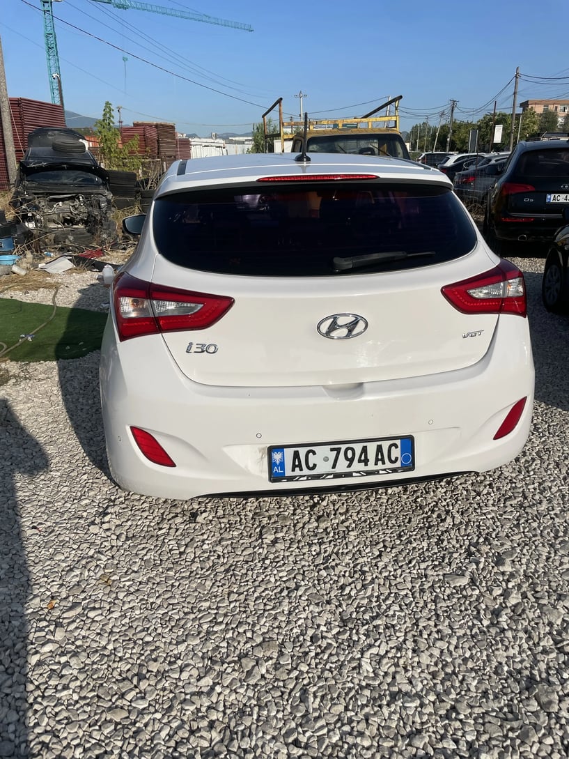 Alquila un coche en Tirana