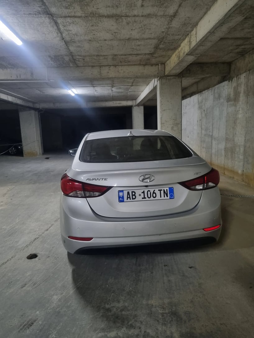 Noleggia un'auto a Tirana