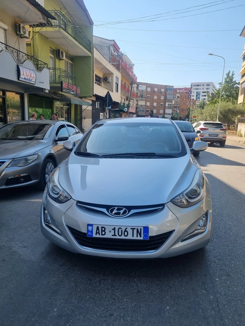 Noleggia un'auto a Tirana