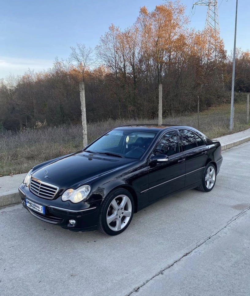 Alquila un coche en Tirana