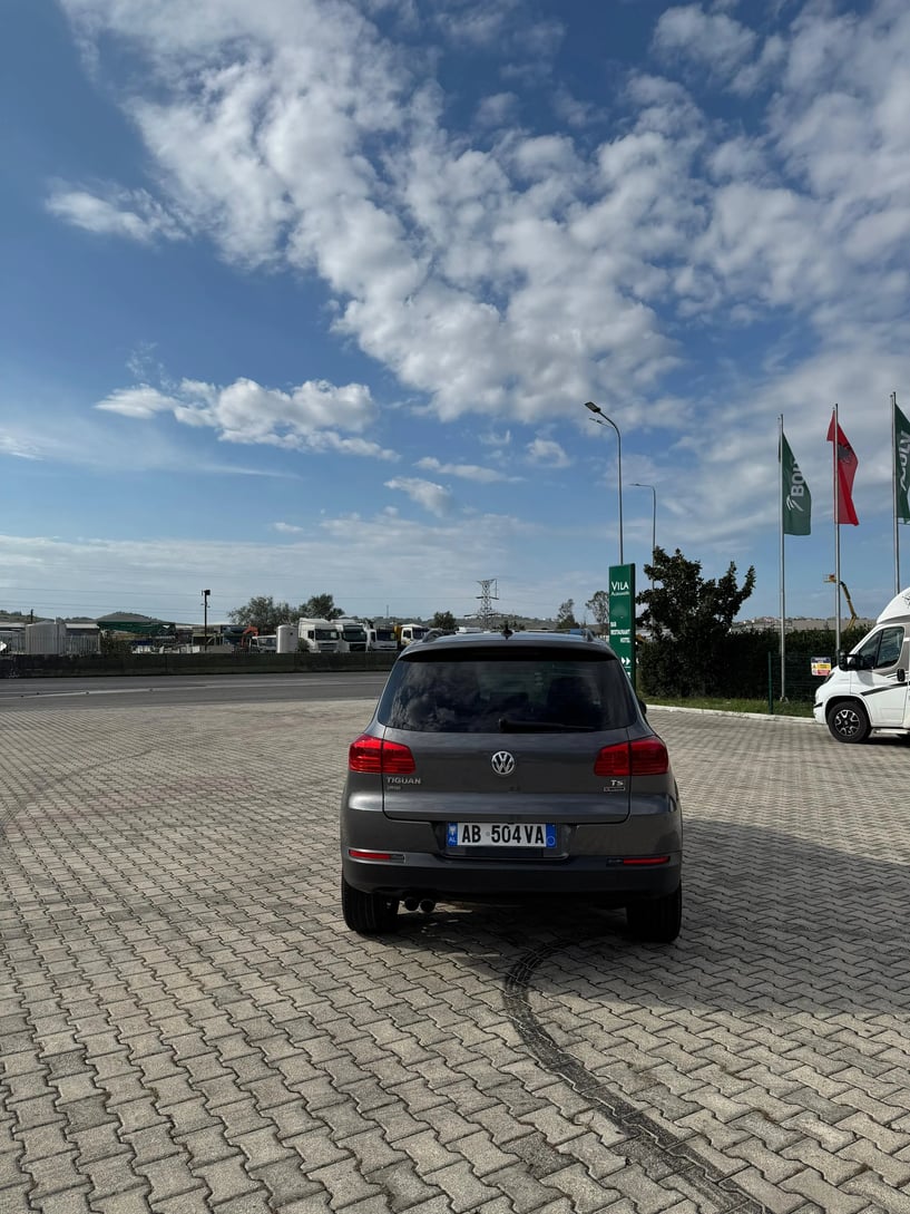 Merrni me qira një makinë në Tirana