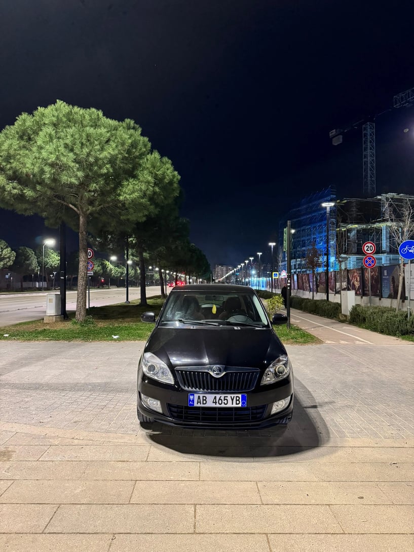 Noleggia un'auto a Tirana