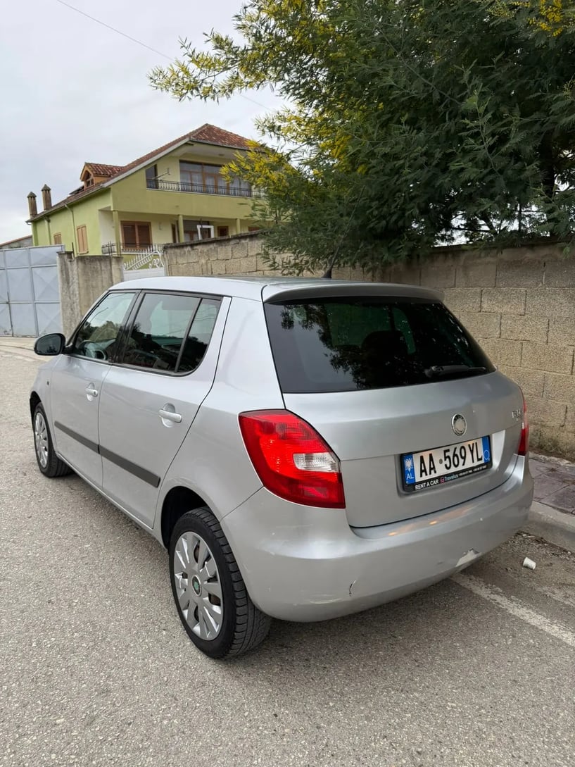 Merrni me qira një makinë në Tirana