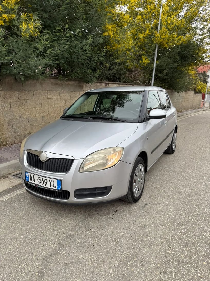 Merrni me qira një makinë në Tirana