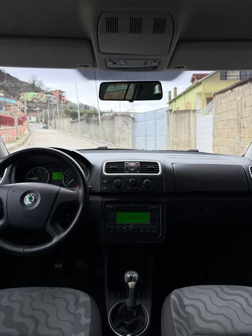 Merrni me qira një makinë në Tirana