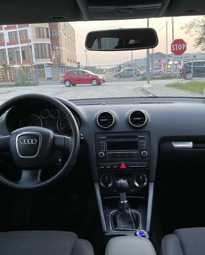 Noleggia un'auto a Tirana