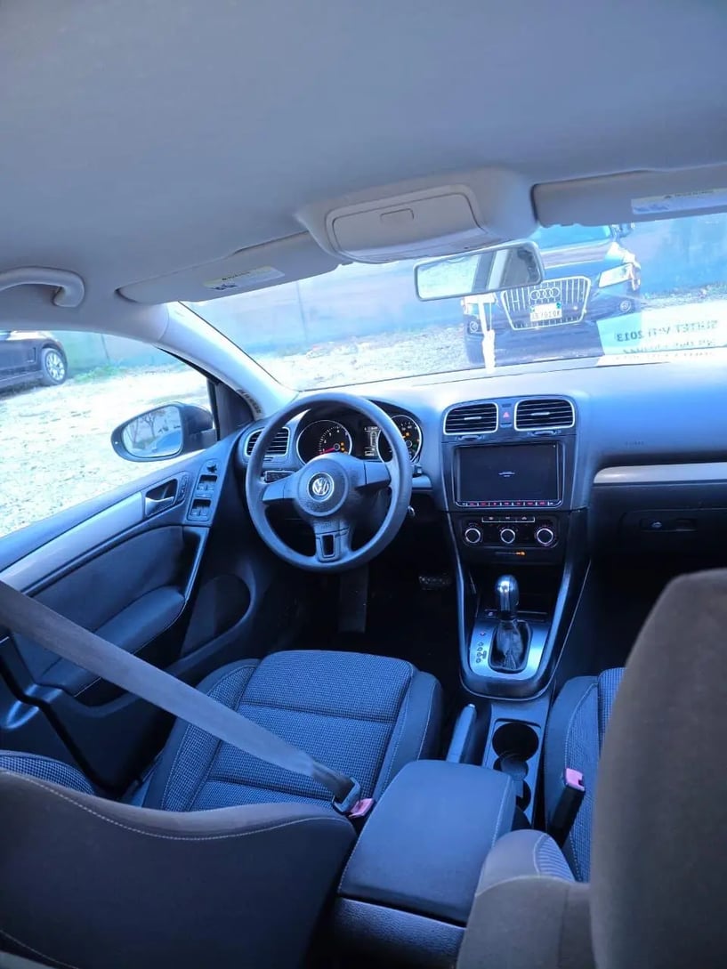 Merrni me qira një makinë në Tirana