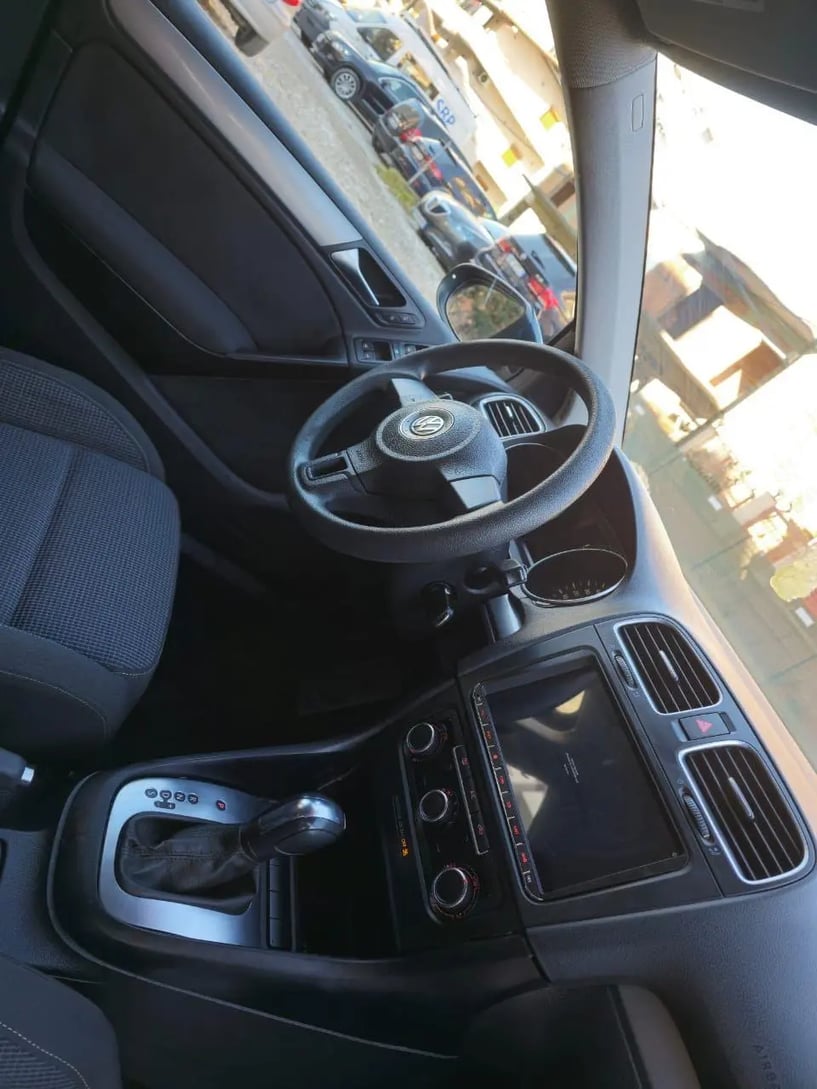 Merrni me qira një makinë në Tirana