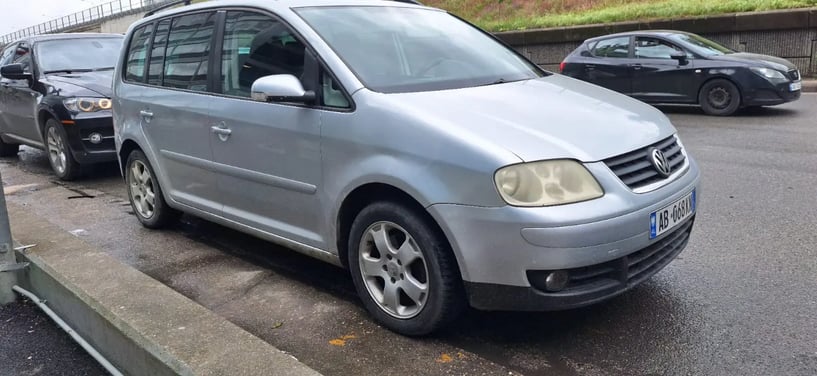 Noleggia un'auto a Tirana