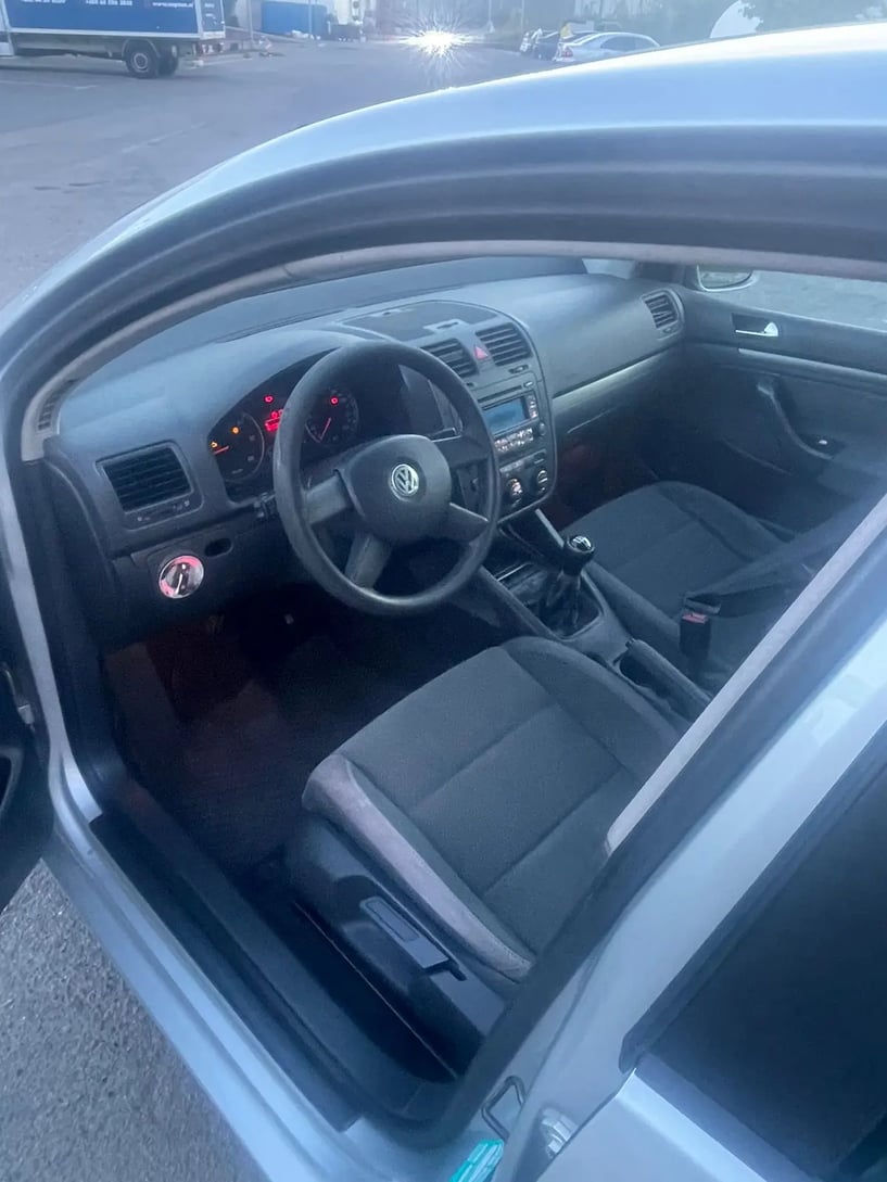 Merrni me qira një makinë në Tirana