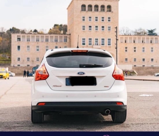 Noleggia un'auto a Tirana