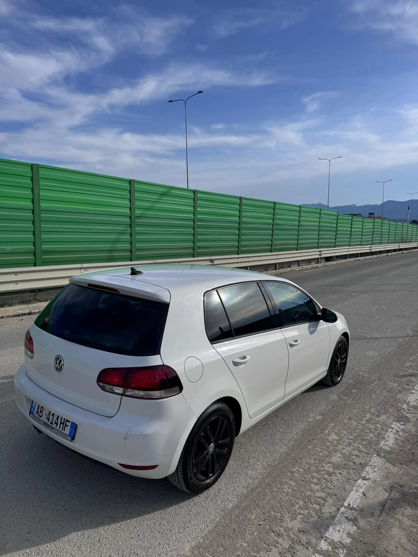 Merrni me qira një makinë në Tirana