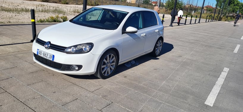 Merrni me qira një makinë në Tirana