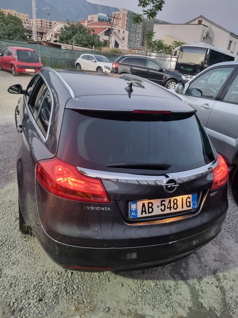 Noleggia un'auto a Tirana