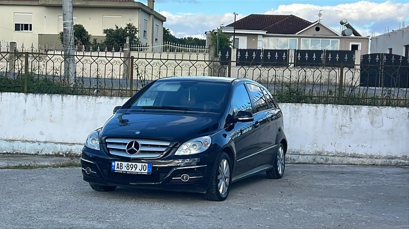 Merrni me qira një makinë në Durrës