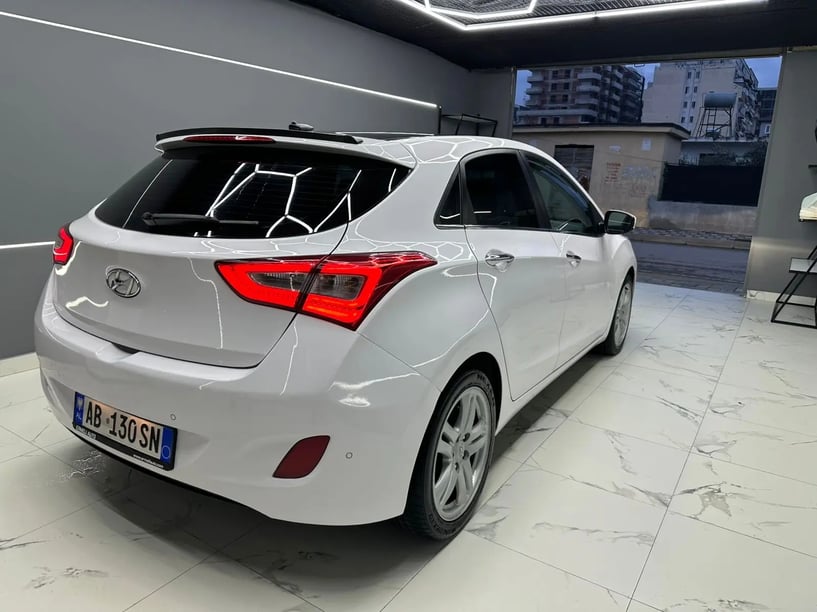 Alquila un coche en Tirana