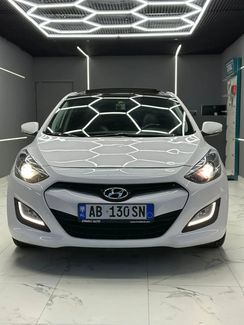 Alquila un coche en Tirana