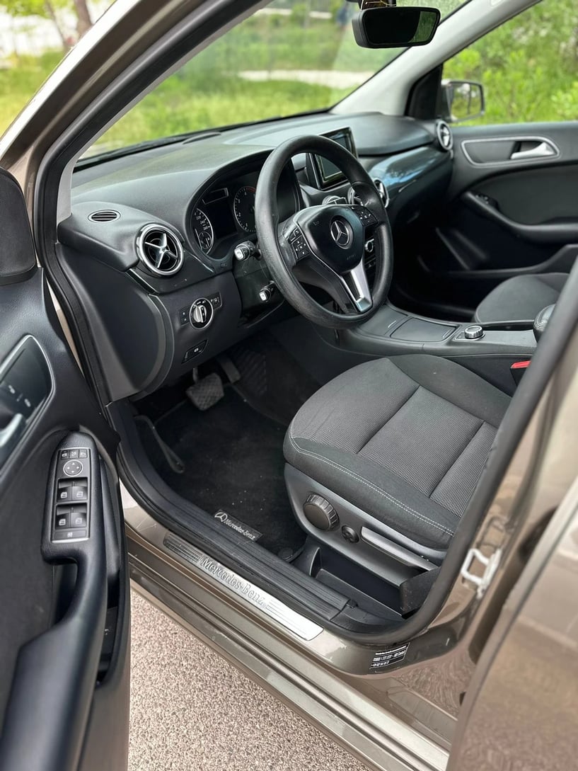 Merrni me qira një makinë në Tirana