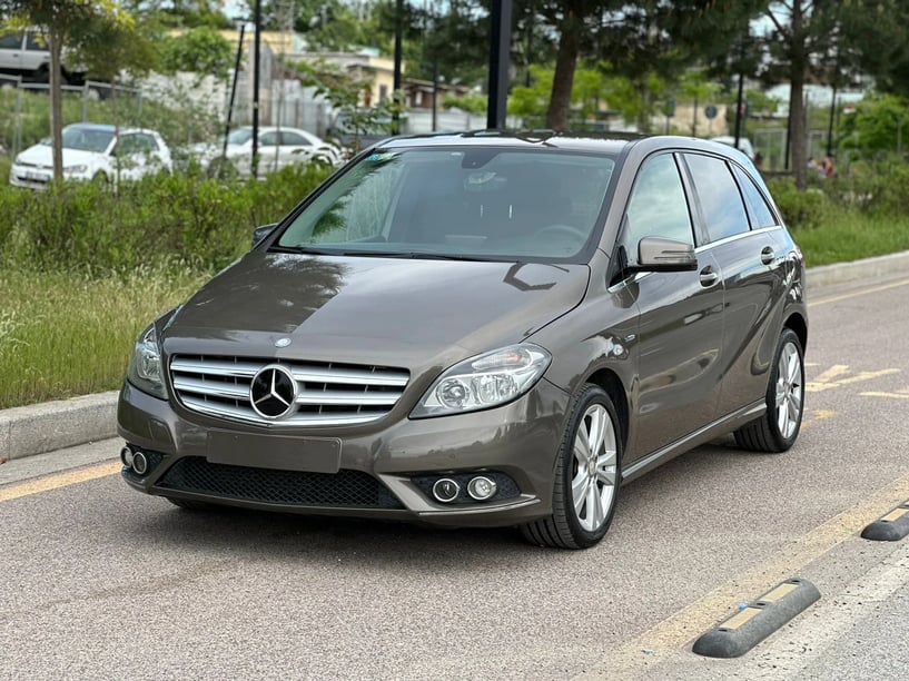 Merrni me qira një makinë në Tirana